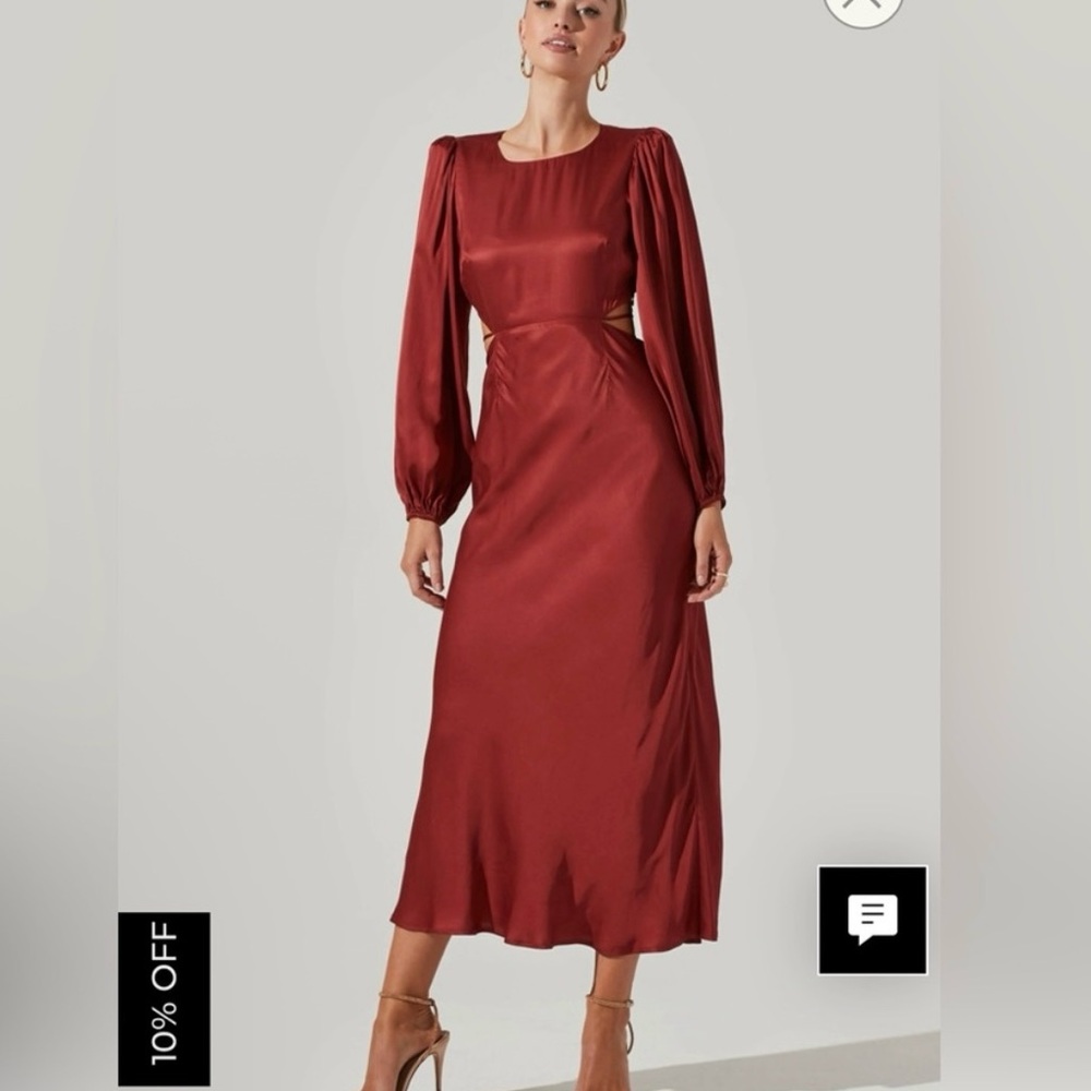 🚨 FLAW: Astr the Label Quinn Long Sleeve Midi Dress